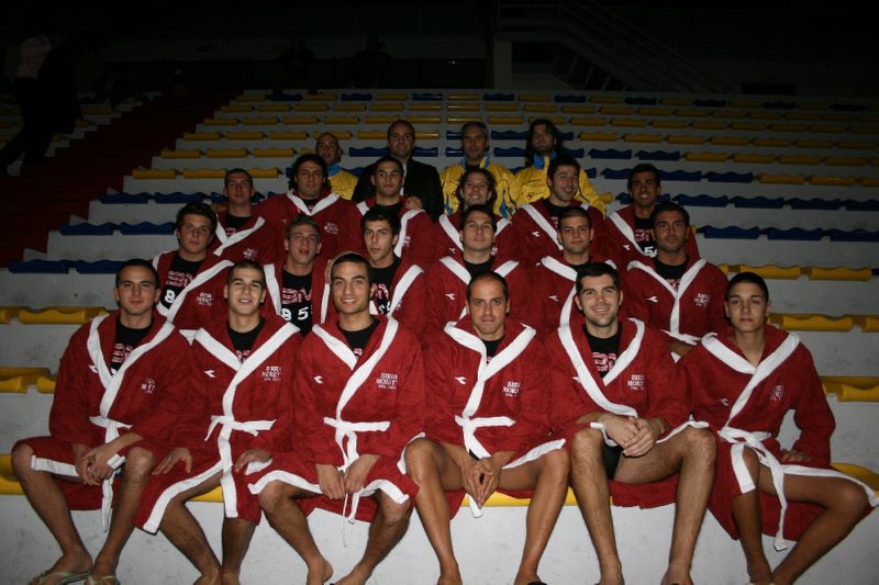 https://www.clubaquaticopescara.it/wp-content/uploads/2025/05/bustino_tribuna-2009.jpg